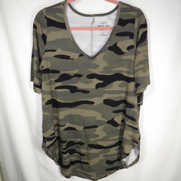 Torrid Plus Size 1X Super Soft Camouflage V-Neck Tee - Picture 2 of 7